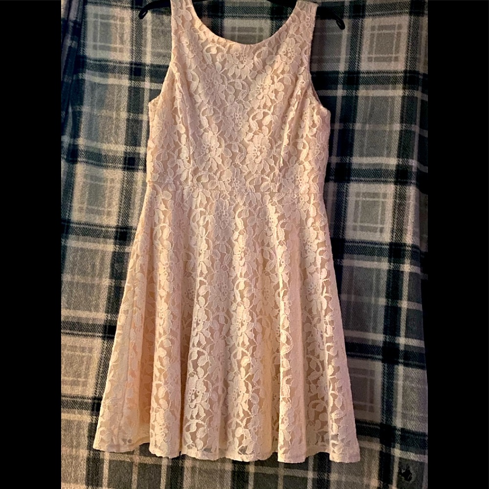 Dress, XL. Ivory Lace with peach slip under. It’s very beautiful NEVER WORN